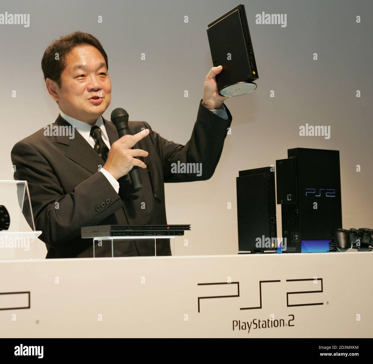 Sony Computer Entertainment Inc. President und Chief Exective Officer Ken  Kutaragi enthüllt neuen Look des Unternehmens für die PlayStation 2 (PS2)  Spiel-Konsole SCPH-70000 bei einer Präsentation in Tokio 21. September  2004. Japans