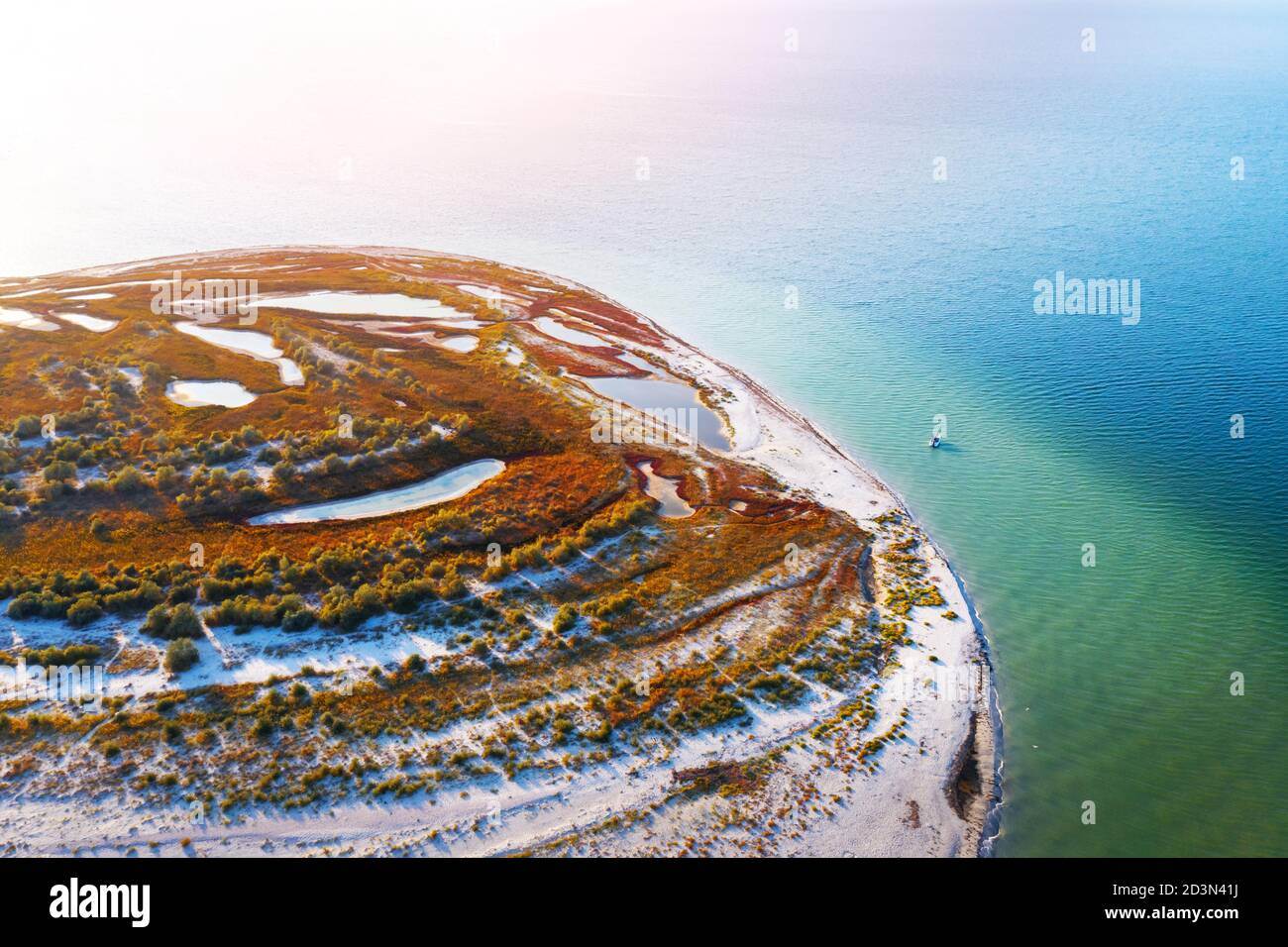 Einsame Yacht in der Nähe des Strandes an der Küste des Schwarzen Meeres in Dgarilgach Insel, Ukraine. Landschaftsfotografie Stockfoto