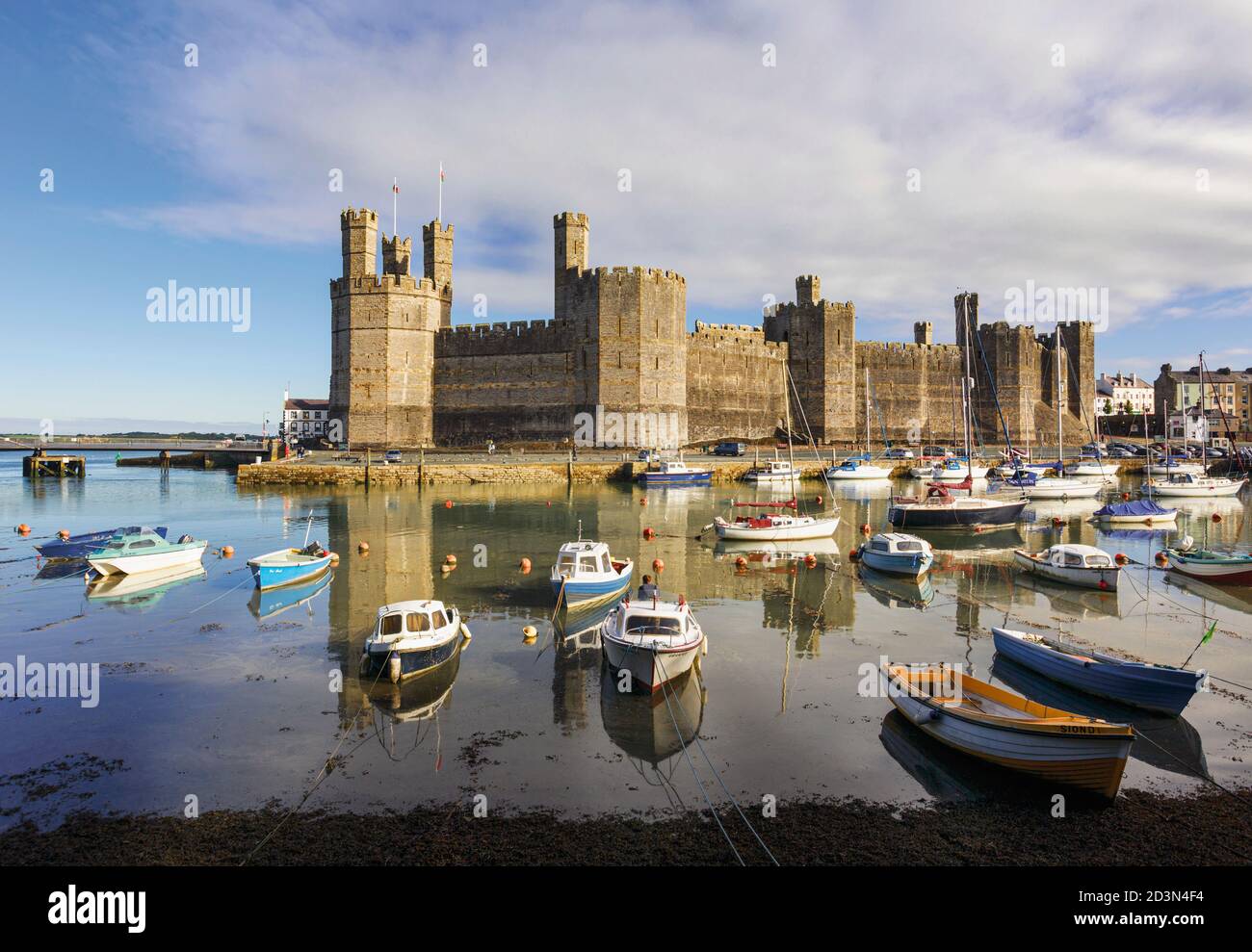 Caernarfon oder Carnarvon oder Caernarvon, Gwynedd, Wales, Vereinigtes Königreich.  Caernarfon Castle über den Fluss-Seiont gesehen.  Es ist Teil des UNESCO-Welt Stockfoto