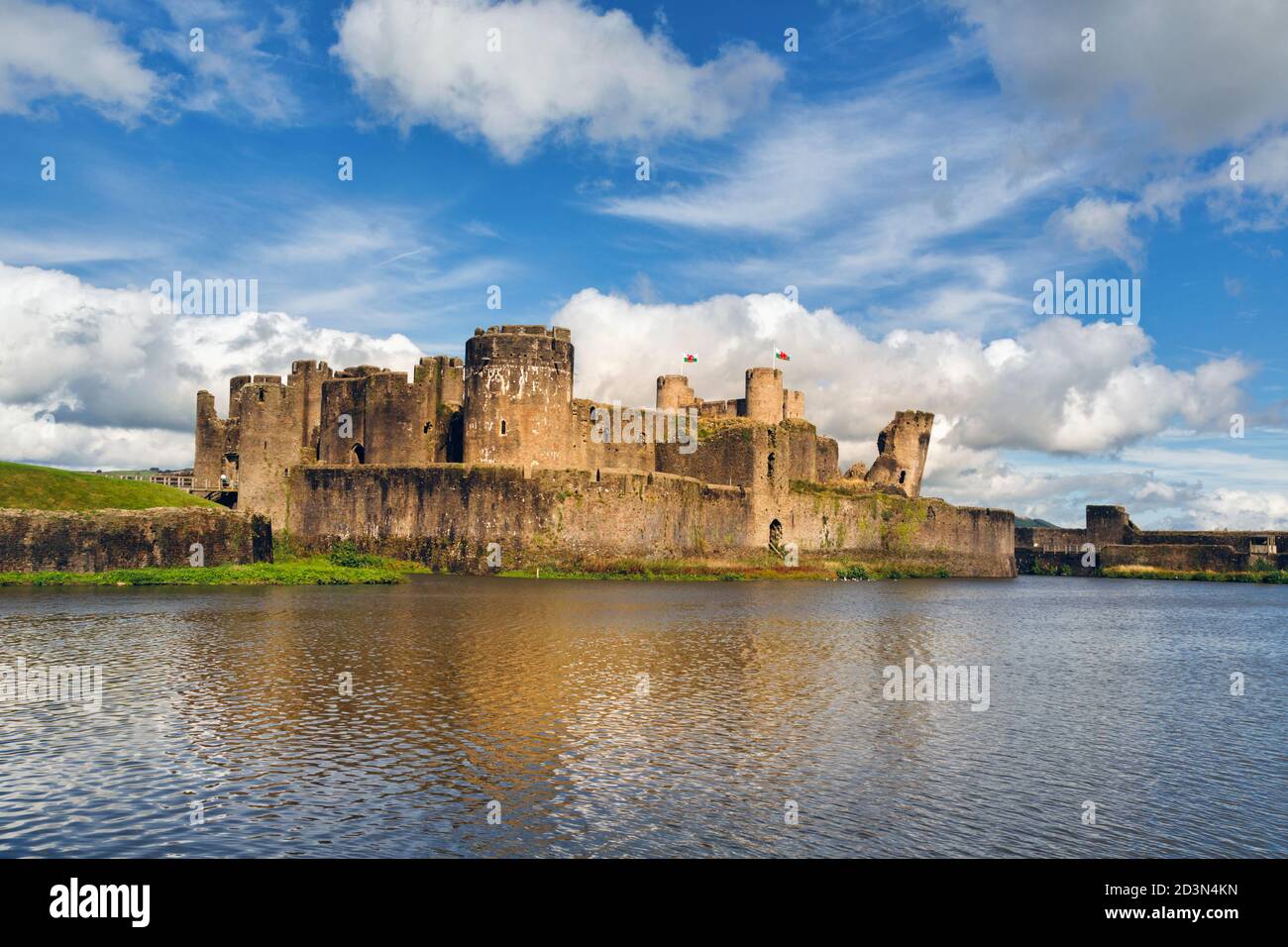 Caerphilly, Caerphilly, Wales, Vereinigtes Königreich. Caerphilly Castle mit seinem wassergraben. Stockfoto