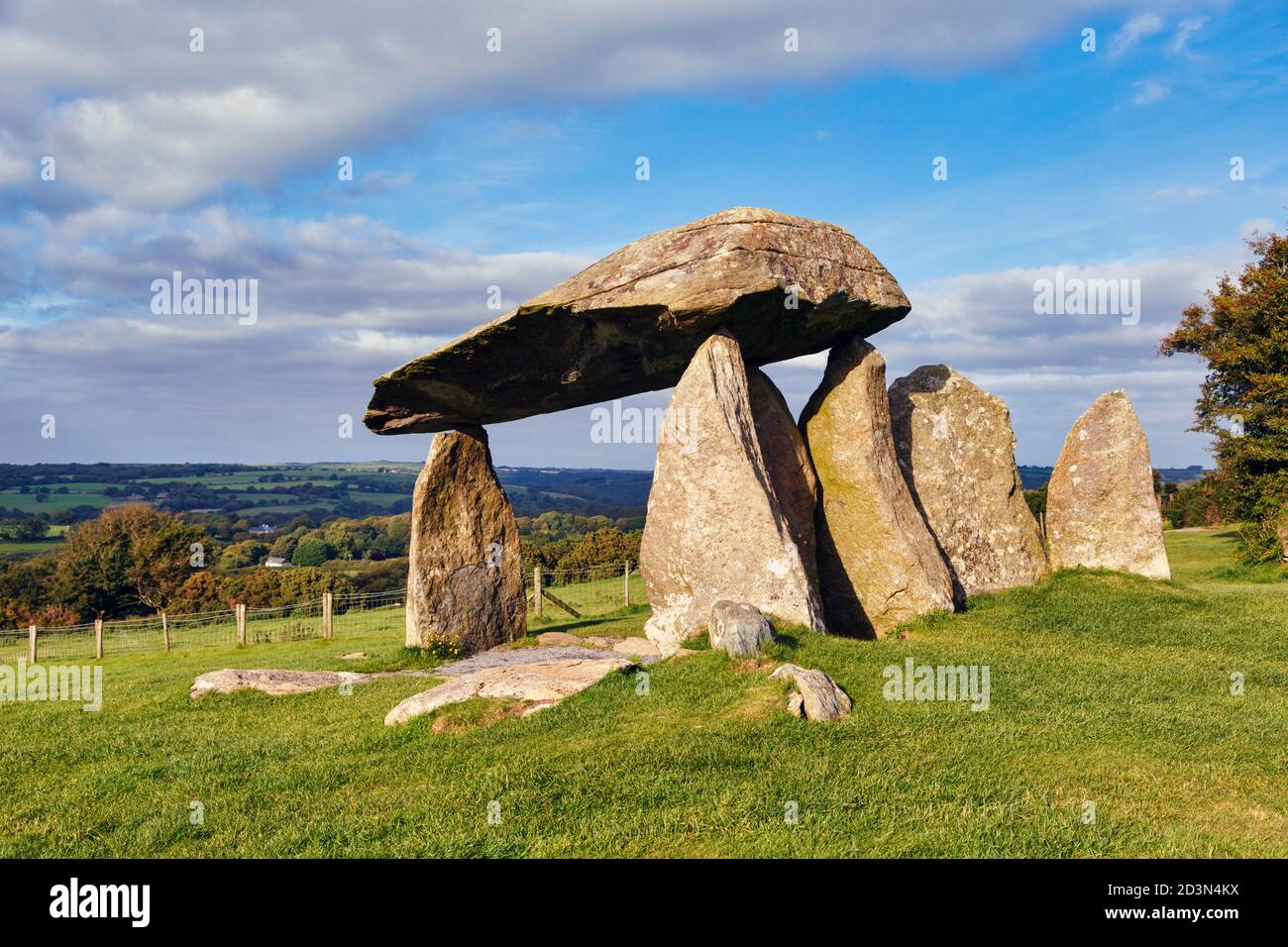 The Pentre Ifan neolithische Grabkammer, Pembrokeshire, Wales, Vereinigtes Königreich. Es wird als "Portal dolmen" bezeichnet. Stockfoto