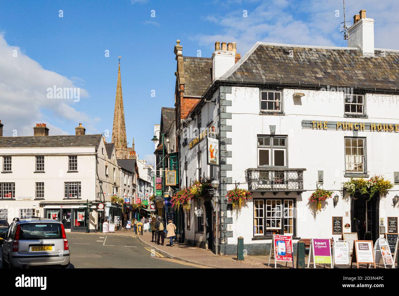 Monmouth, Monmouthshire, Wales, Vereinigtes Königreich. Blick vom Agincourt Square in Richtung Church Street. Stockfoto