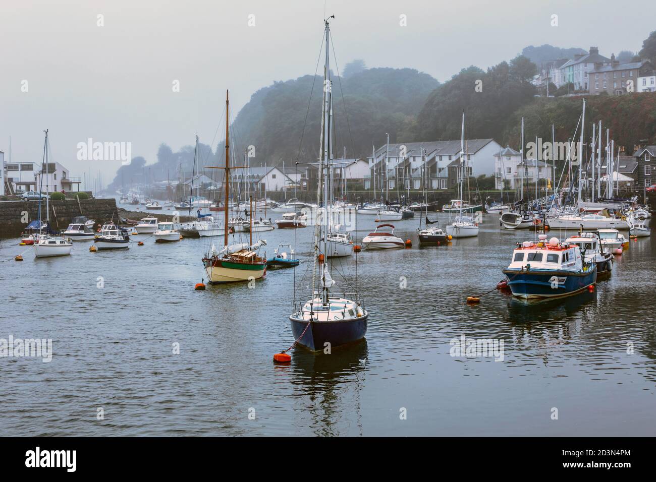 Porthmadog, Gwynedd, Wales, Vereinigtes Königreich. Der Hafen an einem nebligen Tag. Stockfoto