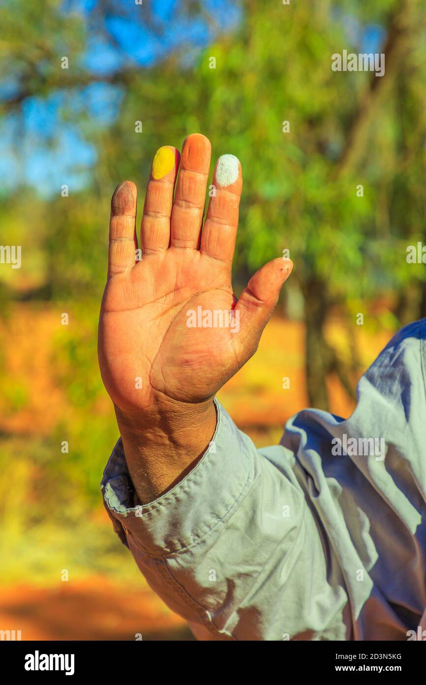 Kings Creek Station, Northern Territory, Australien - 21. Aug 2019: Australische Uroriginalhand mit Farbmalerei. Wird von Luritja und Pertame verwendet Stockfoto