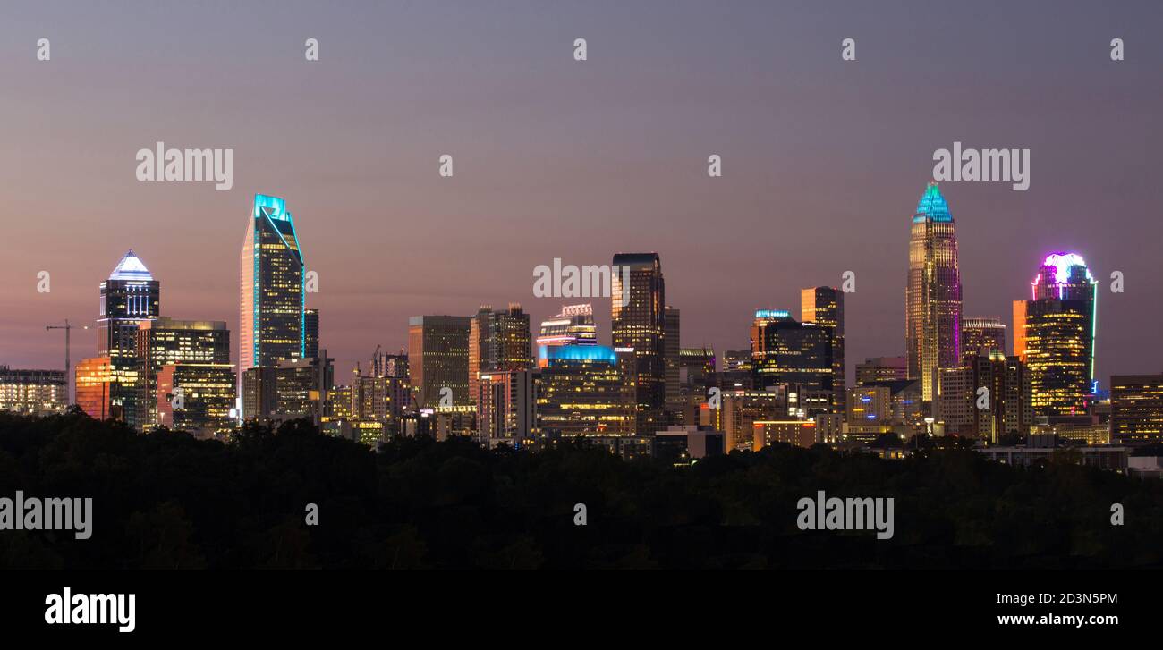 Die farbenfrohe Skyline von Charlotte, North Carolina, bei Sonnenuntergang - eine der am schnellsten wachsenden Städte Amerikas. Stockfoto