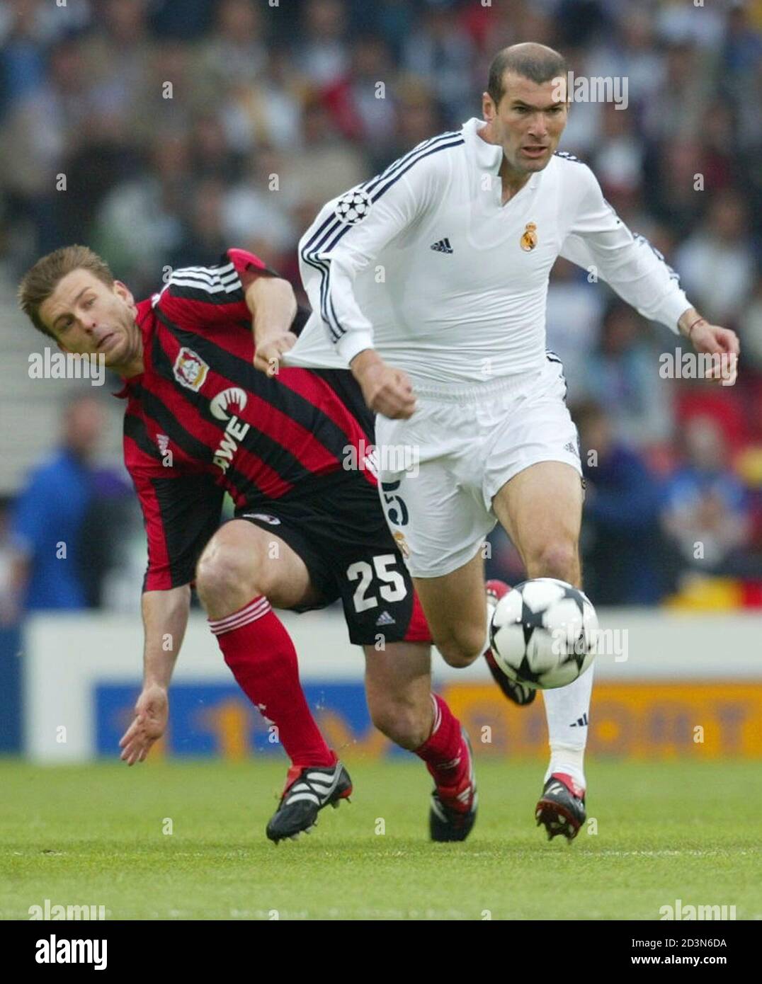 Zinedine Zidane (R) von Real Madrid wird vom Bayer Leverkusen-Sieger Bernd  Schneider beim Champions-League-Finale im Hampden Park-Stadion in Glasgow  am 15. Mai 2002 herausgefordert. REUTERS/Jürgen Schwarz ASA Stockfotografie  - Alamy