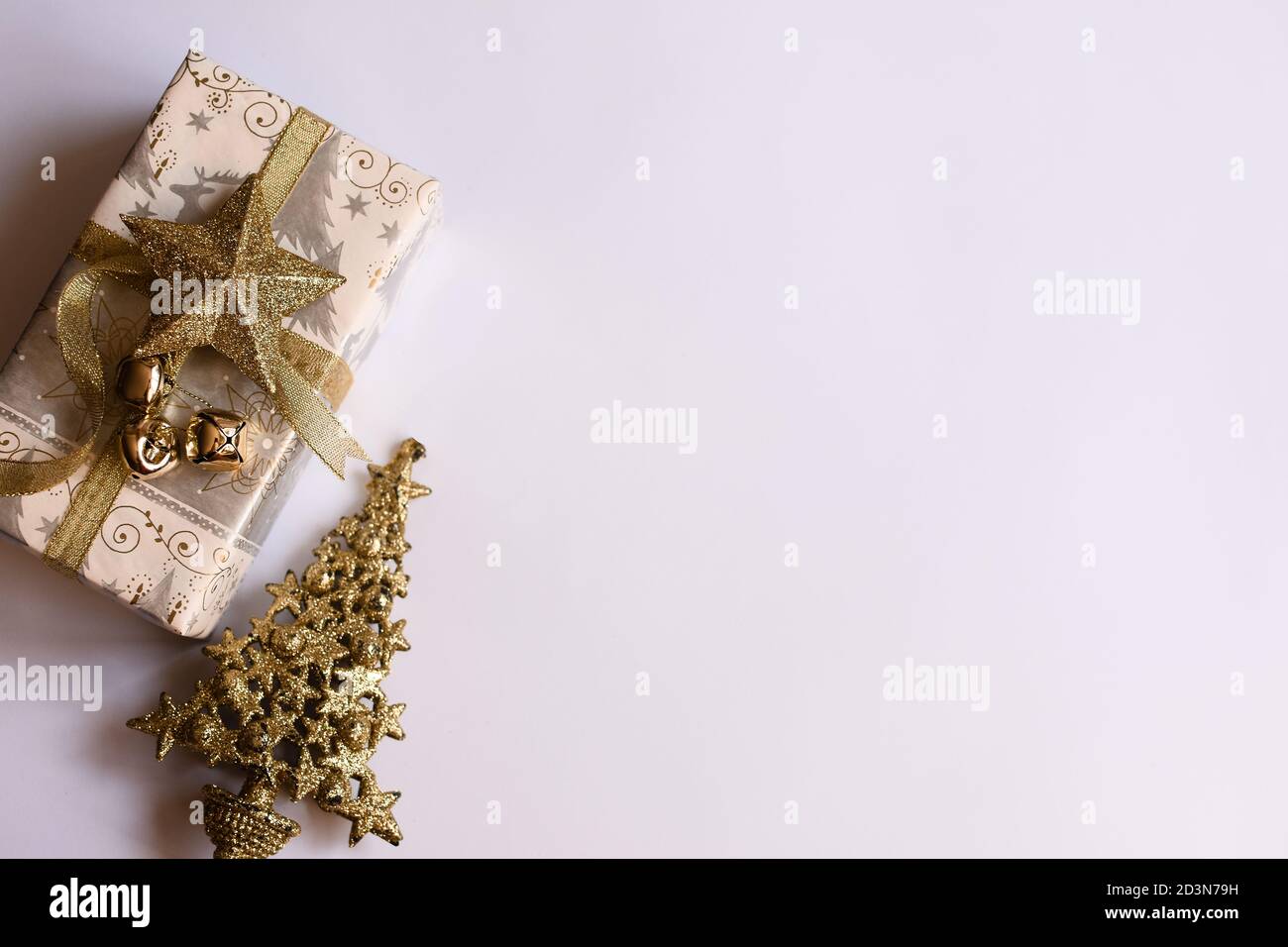 Neujahrskomposition. Weihnachtsgeschenk, Kiefer, auf weißem Hintergrund. Stockfoto