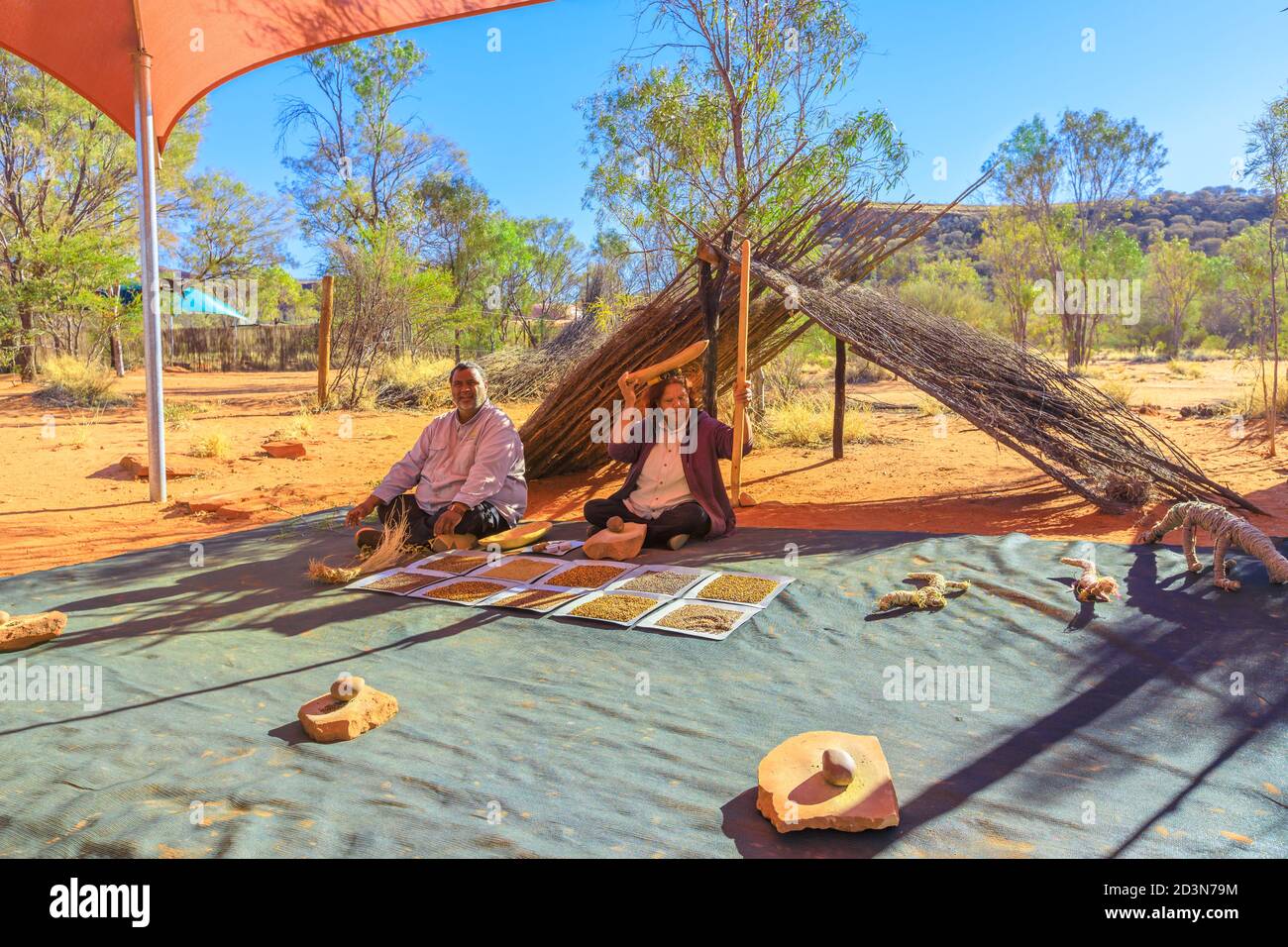 Kings Creek, Australien - 21. Aug 2019: Erleben Sie die Kultur der australischen Aborigines und zeigen Sie die traditionellen Buschsamen, die für Essen und Essen verwendet werden Stockfoto