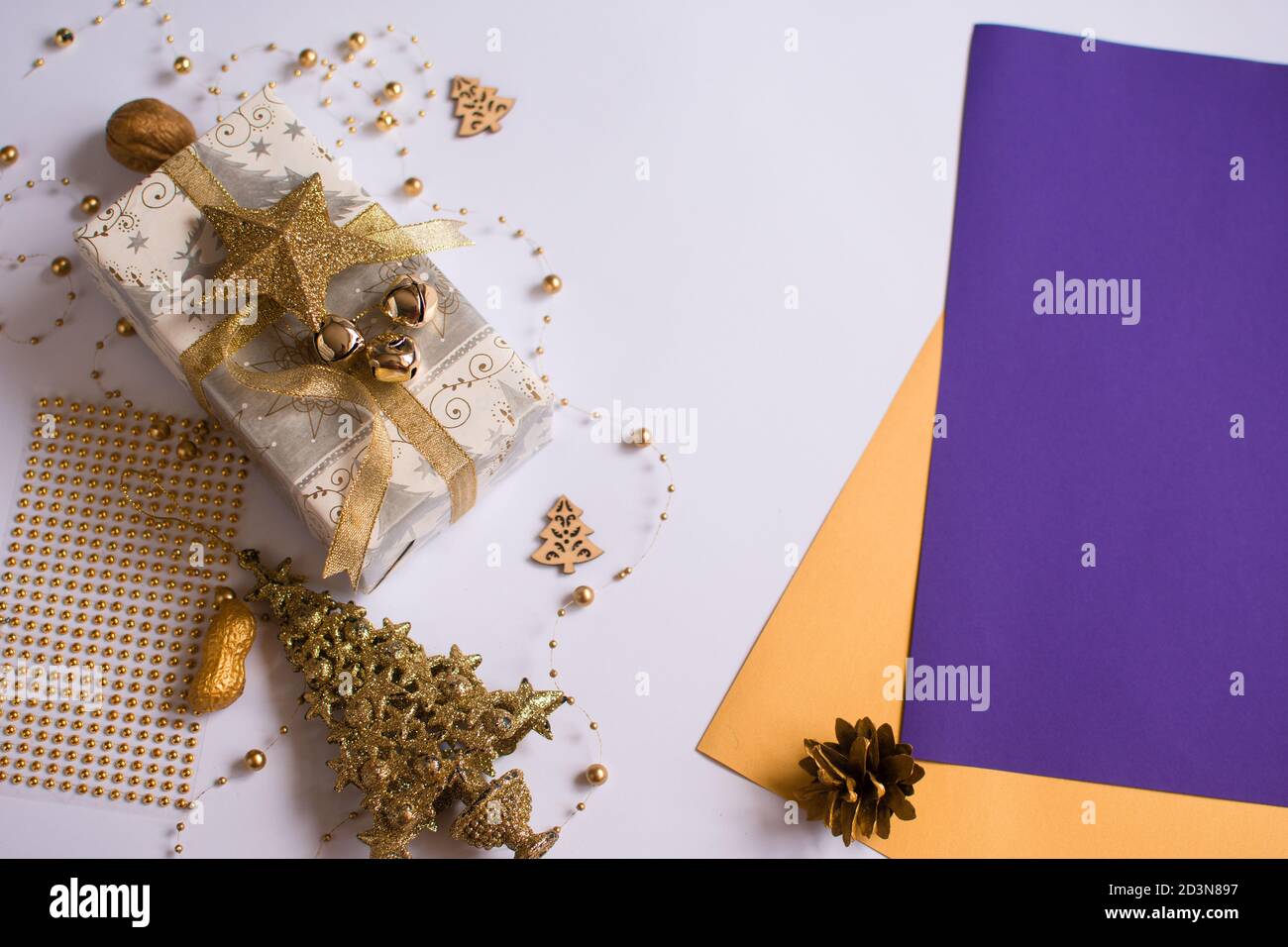 Weihnachten und Neujahr Hintergrund für Karte. Geschenk und Dekor auf weißem Hintergrund. Leere Blätter. Stockfoto