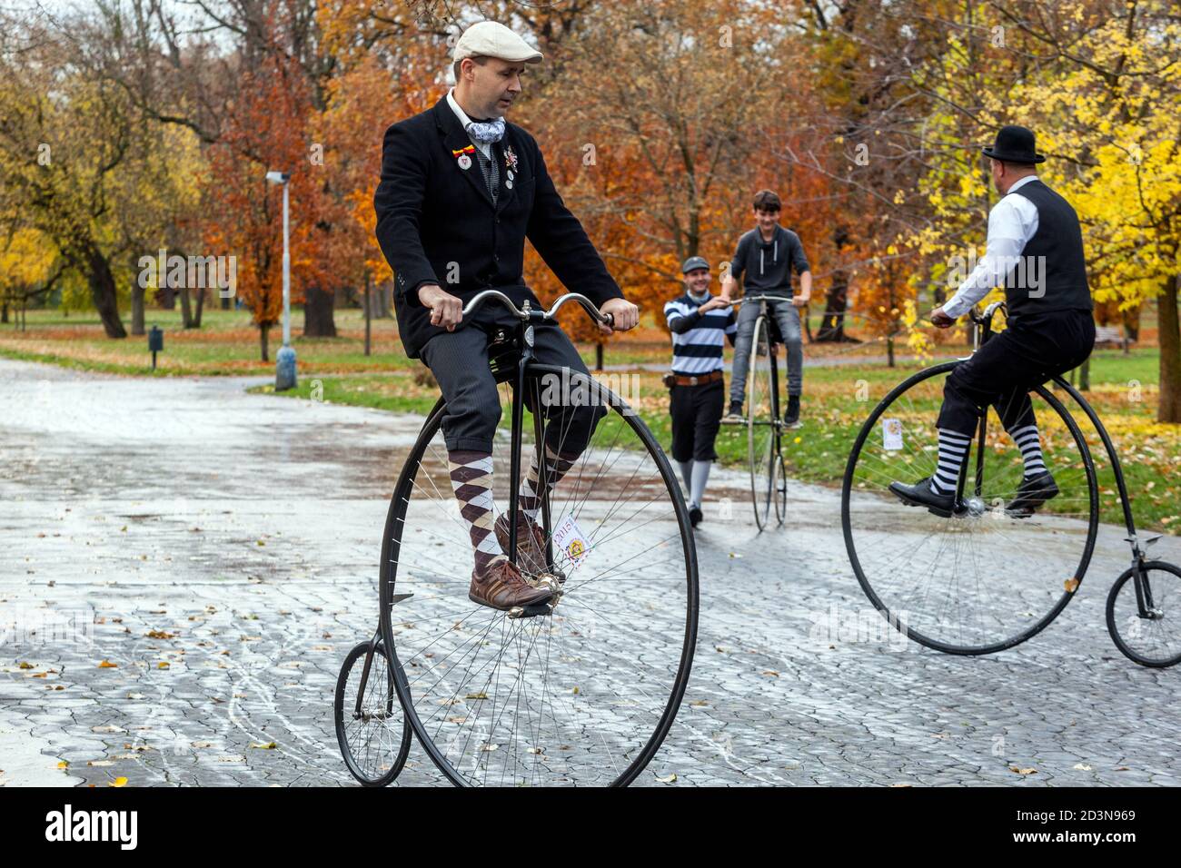 Vier Radfahrer auf Penny Farthing Fahrräder fahren Tschechische Republik Stockfoto