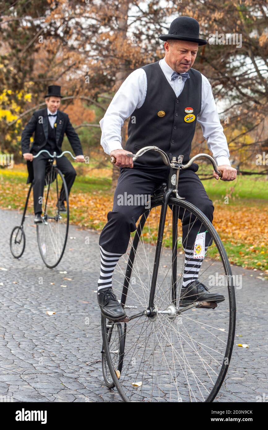Vier Männer auf Penny Farthing Fahrrad Männer Radfahren Stockfoto