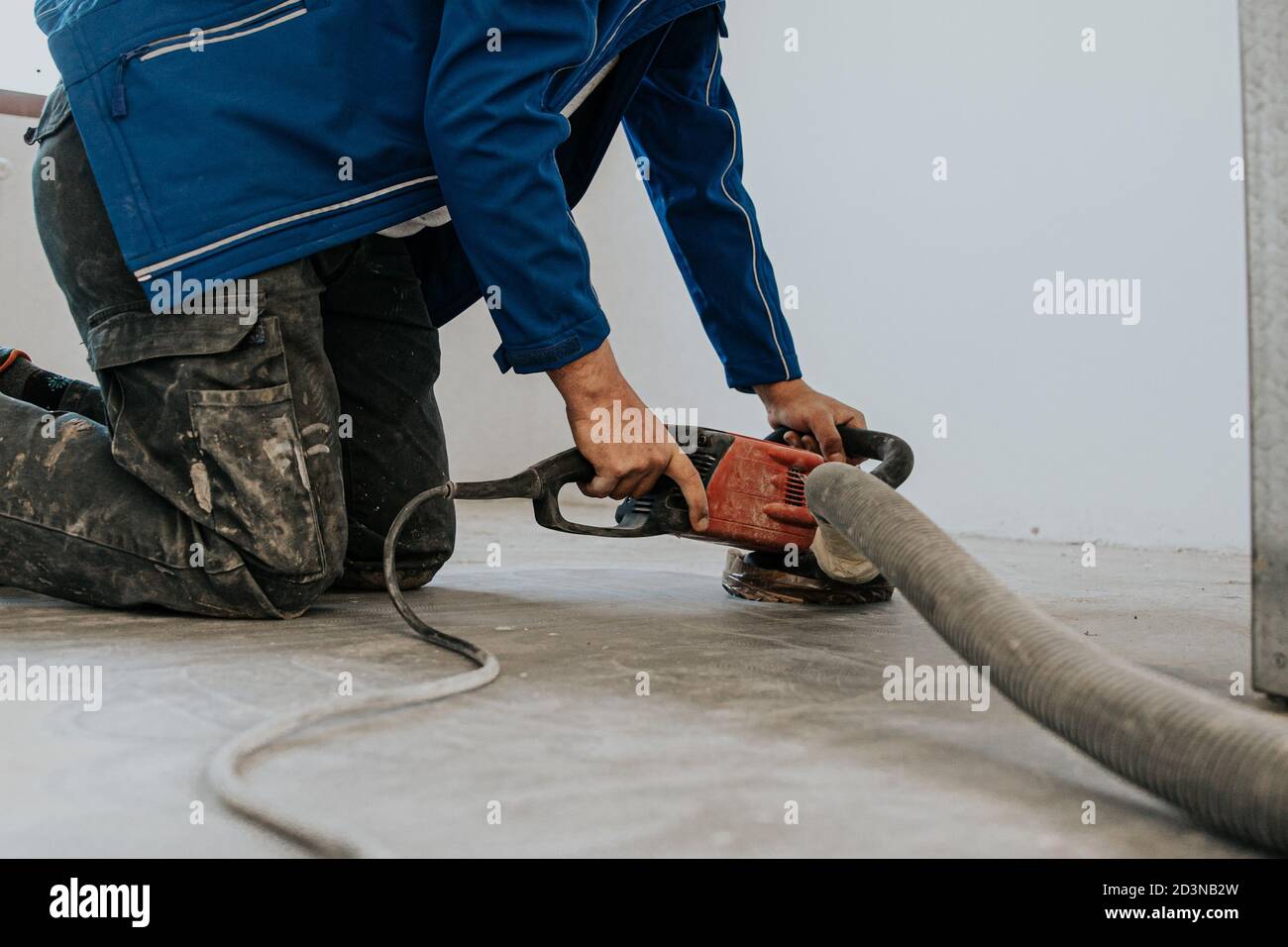 Bauarbeiter mit Maschine Polieren Oberfläche Boden Glättung und Finishing Härter oder Epoxidbeton in der Fabrik. Stockfoto