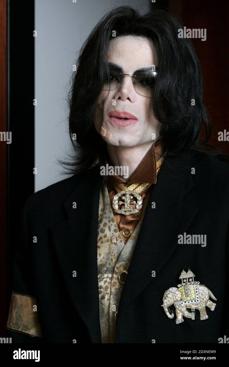 U.S. pop-star Michael Jackson hält ein Kuscheltier, wie er aus dem Fenster  seines Hotelzimmers Berlin 21. November 2002 schaut. Jackson ist in Berlin  heute mit dem Medienpreis Bambi 2002 vergeben werden Stockfotografie - Alamy