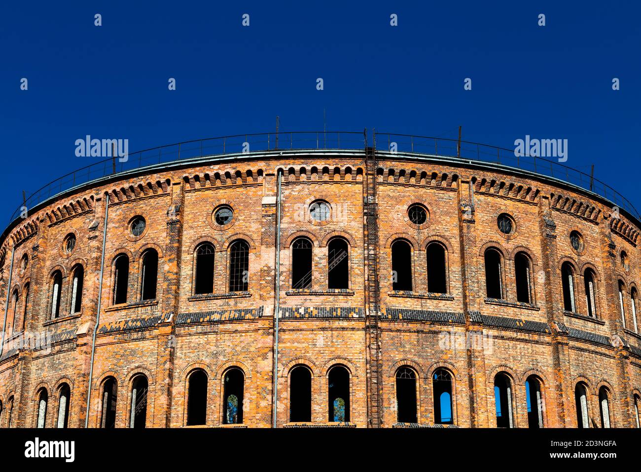Außenansicht von Wolskie Rotundy - altes Gasholder-Gebäude in Wola, Warschau, Polen Stockfoto