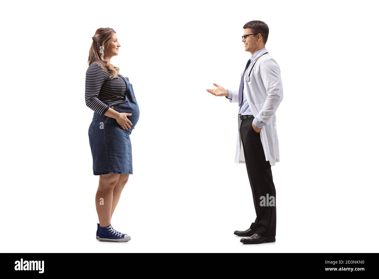 In voller Länge Profilaufnahme einer schwangeren Frau im Gespräch mit Ein männlicher Gynäkologe isoliert auf weißem Hintergrund Stockfoto