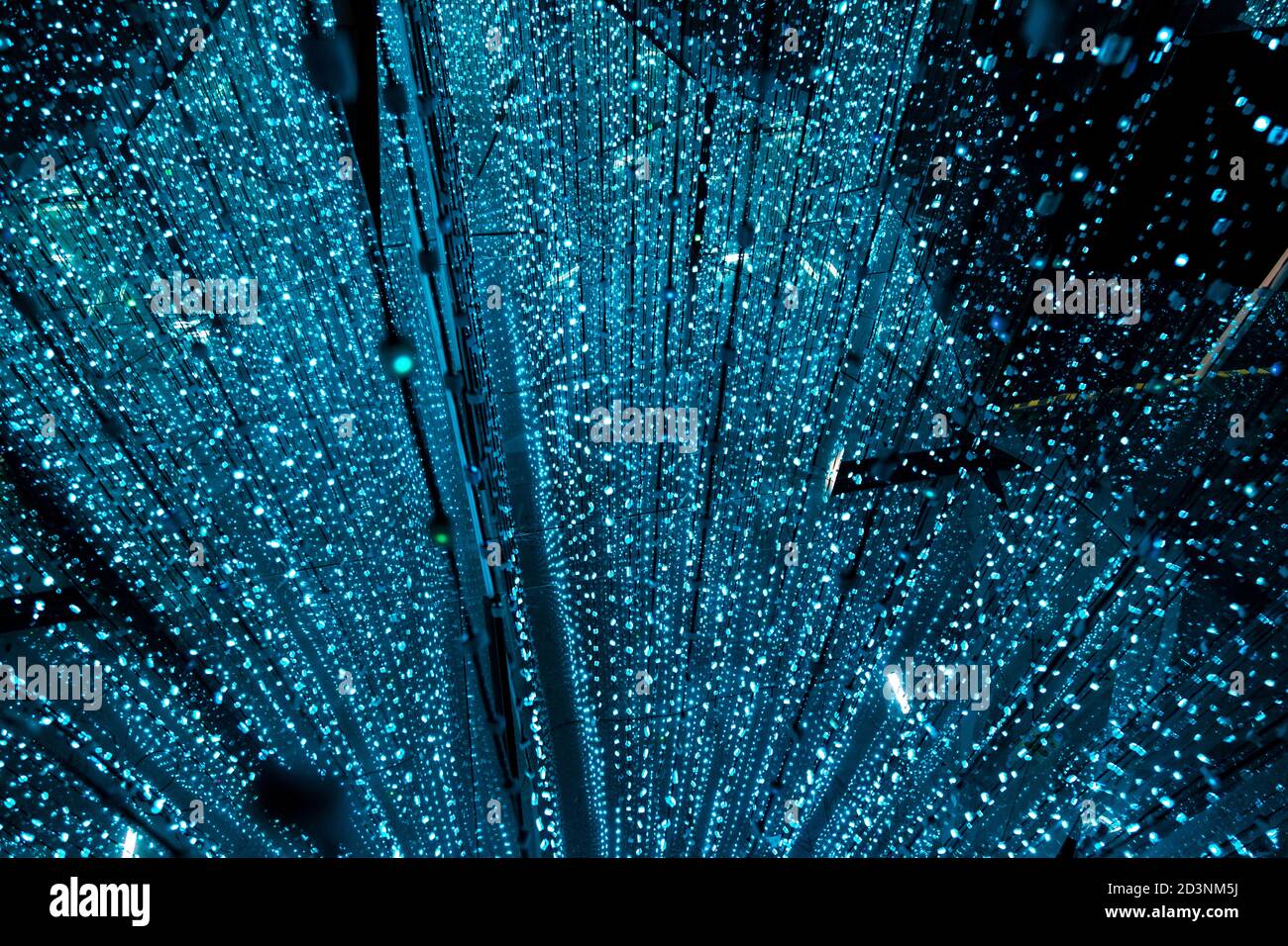 Lichtinstallation im Cosmos Muzeum - immersives Museum der Illusionen, Warschau, Polen Stockfoto