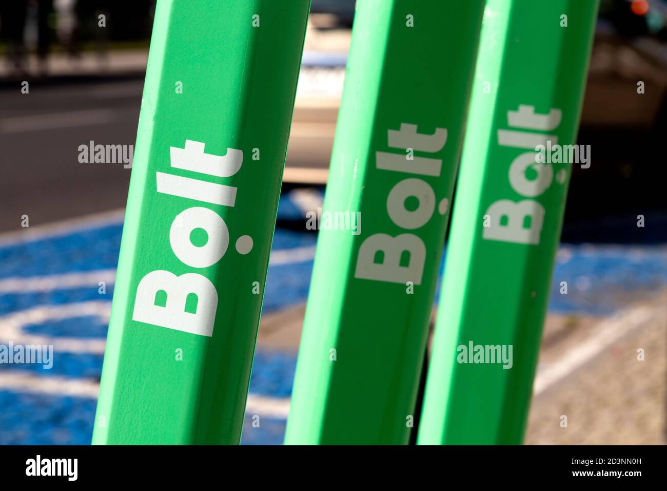Nahaufnahme von Bolt mieten Elektroroller in Warschau, Polen Stockfoto