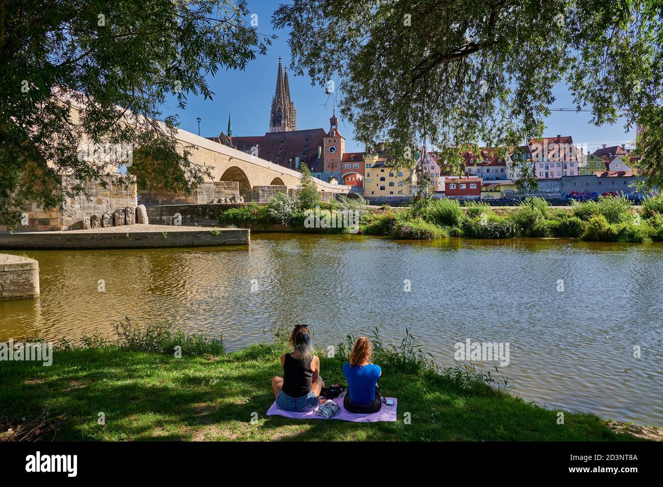 Steinbrücke (Steinerne Brucke) mit Stadtbild und Petersdom von Regensburg, UNESCO Weltkulturerbe, Bayern, Deutschland Stockfoto