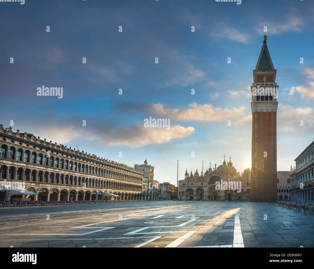 Venedig, Markusplatz oder Markusplatz und Basilica Kathedrale bei Sonnenaufgang. Venetien, Italien, Europa. Stockfoto