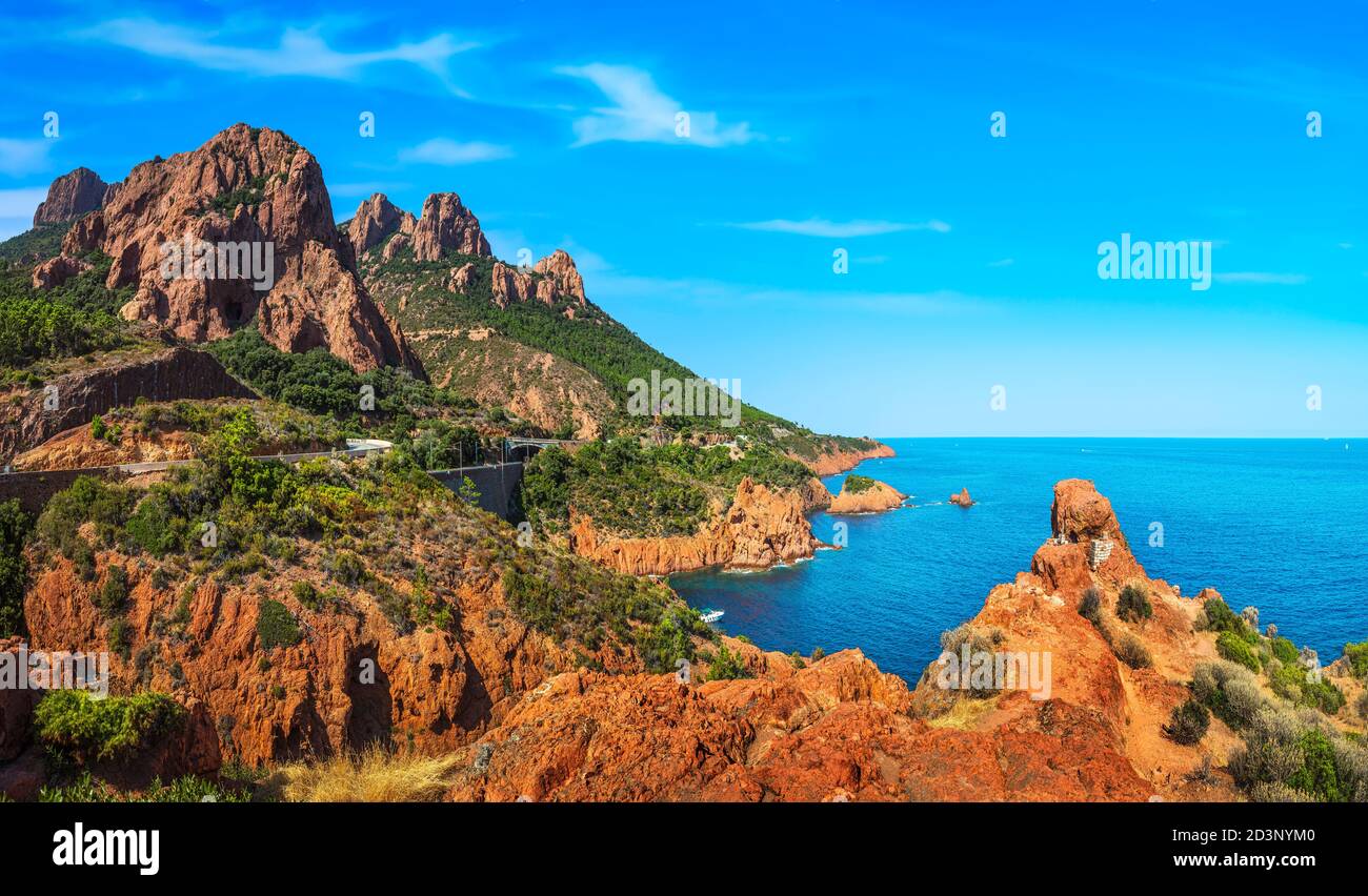 Esterel mediterranen roten Felsen, Küste, Strand und Meer. Côte d ' Azur in Cote d ' Azur in der Nähe von Cannes Saint Raphael, Provence, Frankreich, Europa. Stockfoto