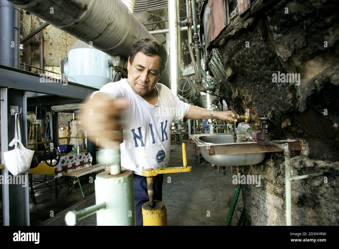 Ein Mexikaner passt auf eine Melasse Kochen Mehrwertsteuer bei einer  Zuckerfabrik im zentralen Bundesstaat Morelos 19. Januar 2005. Mexiko hat  seine Preise Zuckerrohr dereguliert Preisgarantien für Zuckerrohr Züchter  entfernen. Ganz Mexiko Zuckerfabriken