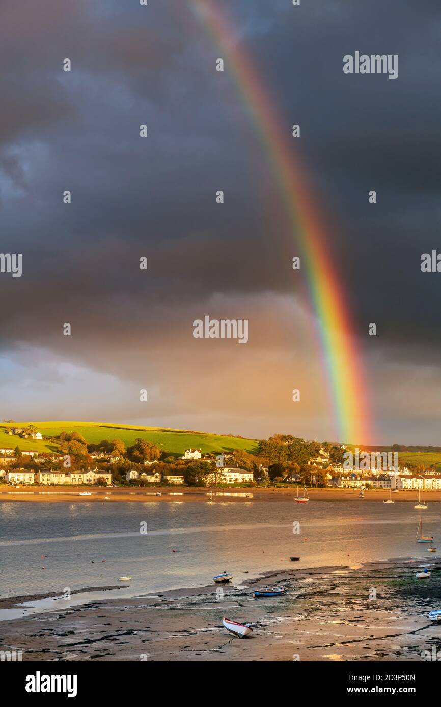 Instow, North Devon, England. Donnerstag, 8. Oktober 2020. Nach einem Tag Sonnenschein und Duschen in North Devon, in der Dämmerung, Momente vor einem schweren Regenbogen leuchtet ein spektakulärer Regenbogen das Küstendorf Instow an der Flussmündung des Torridge. Quelle: Terry Mathews/Alamy Live News Stockfoto