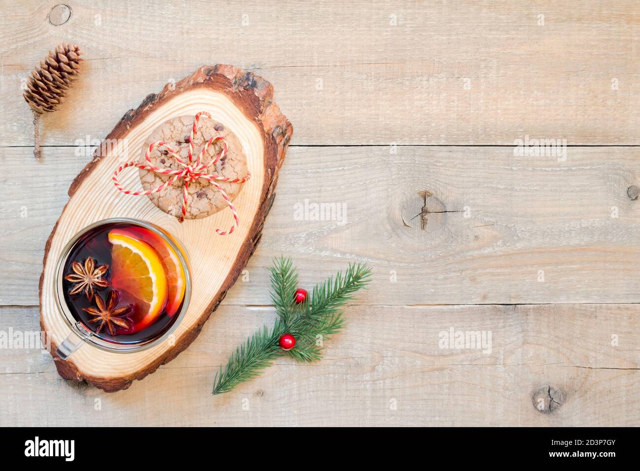 Draufsicht Glühwein und Schokoladenkekse auf Holzhintergrund mit Kopierraum. Stockfoto
