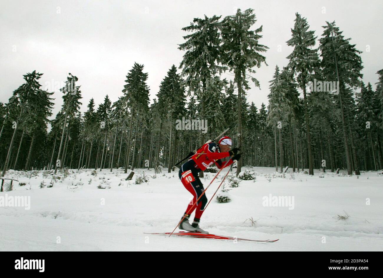 FRANZÖSISCHE BIATHLETIN RAPHAEL POIREE SKI GOLDMEDAILLE IN DIE MÄNNER 20 KM  EINZELRENNEN BEI DEN BIATHLON-WELTMEISTERSCHAFTEN IN OBERHOF. Französische  Biathletin Raphael Poiree Ski gewinnt die Goldmedaille im Herren 20 km  Einzelrennen bei den