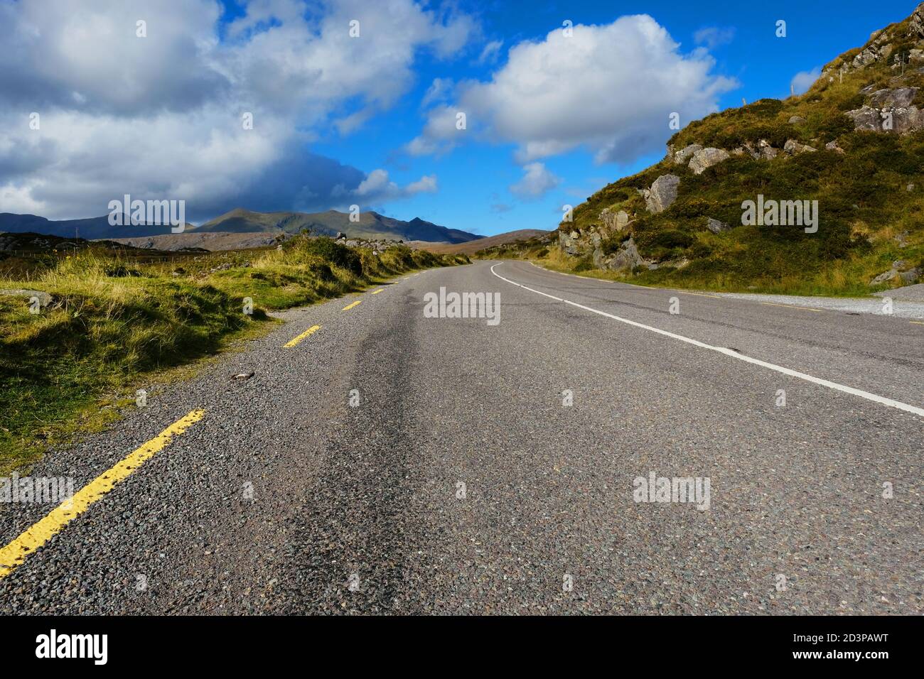 Blick auf eine leere Bergstraße in der Nähe von Molls Gap, County Kerry, Irland - John Gollop Stockfoto