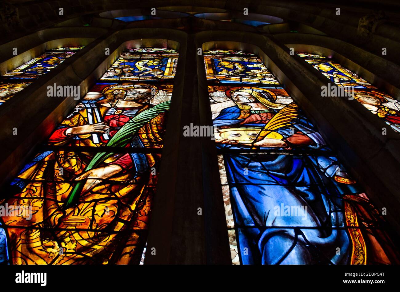 Nahaufnahme eines Buntglasfensters in der Kathedrale. Ansicht von unten. Stockfoto