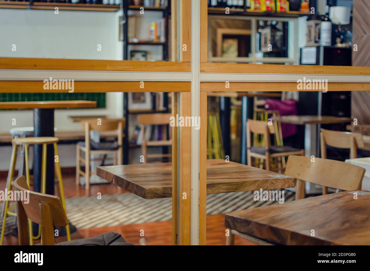 Interieur eines Restaurants nach Covid-19-Sperre mit QR-Codes auf den Tischen für die Speisekarte. Stockfoto