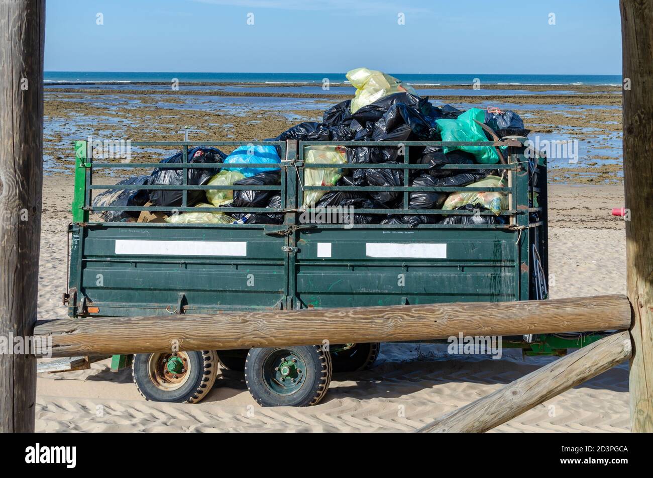Müllwagen in Rota Beach, Cadiz, Spanien Stockfoto
