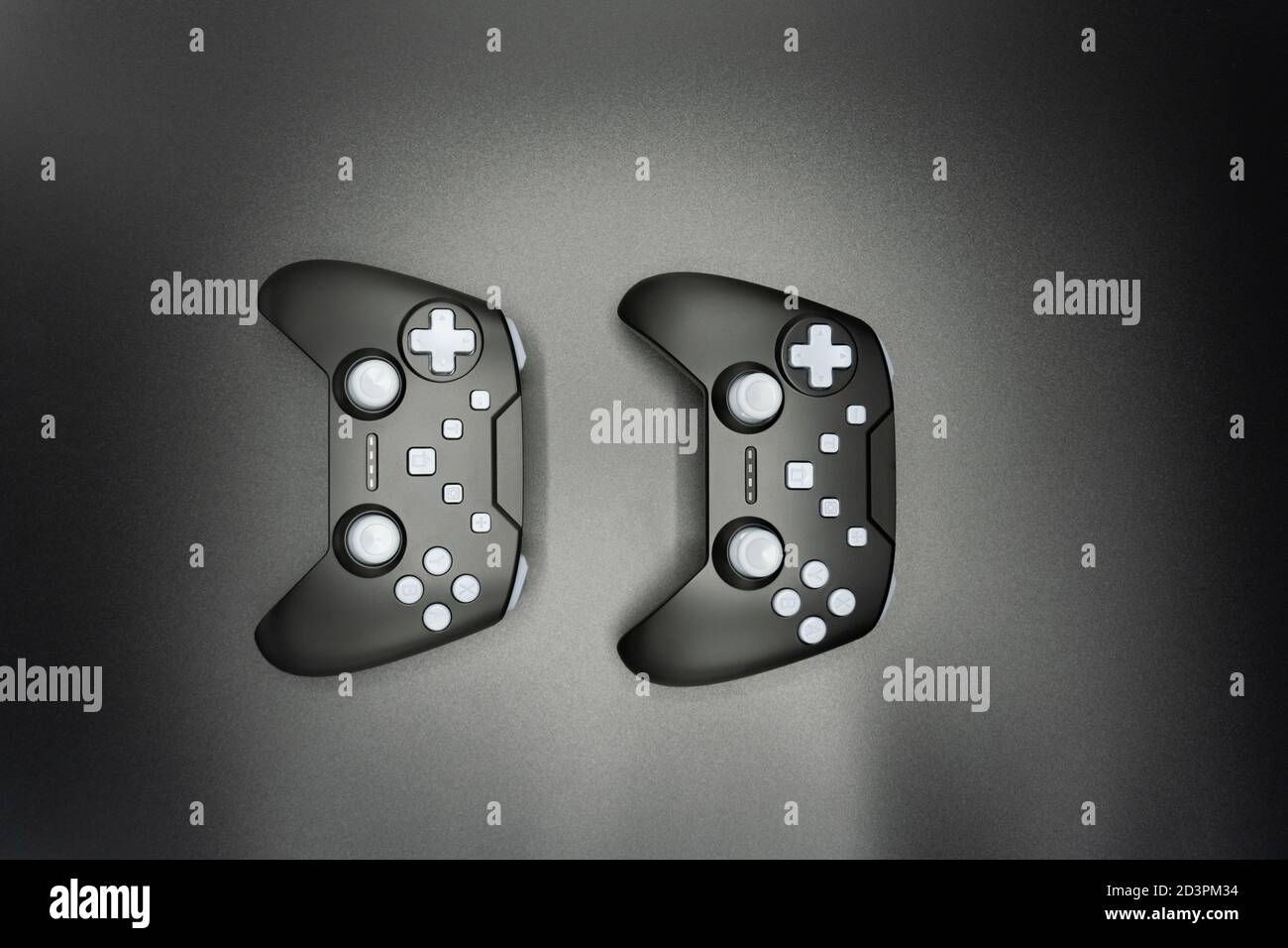 Zwei schwarze Spiel Joysticks mit weißen Tasten isoliert auf grau Hintergrund Stockfoto