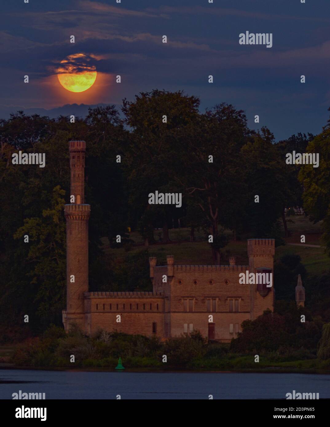 Das alte Pumpwerk am Park Babelsberg mit Vollmond Stockfoto