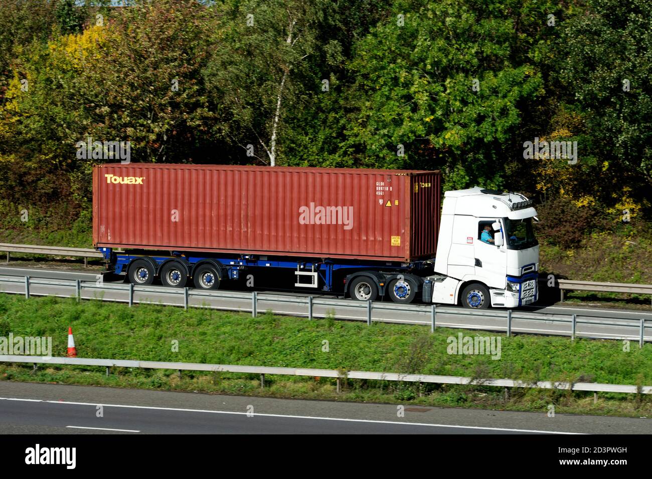 Ein Touax-Transportcontainer auf einem Lastwagen, der die Autobahn M40 an der Kreuzung 15, Warwickshire, Großbritannien, verbindet Stockfoto