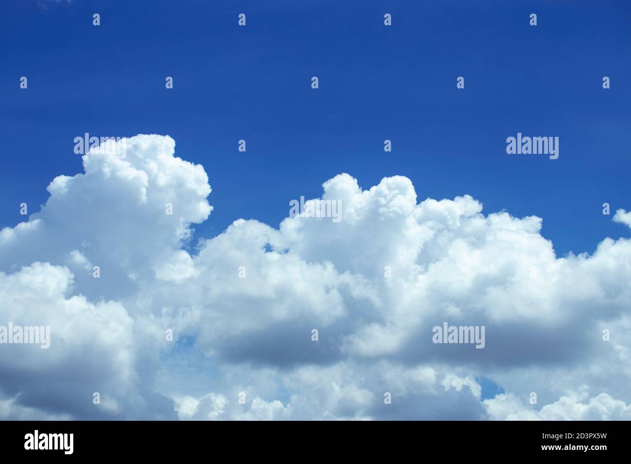 Dramatische Wolken auch kristallklar. Bild von Wolken, großer Hintergrund. Stockfoto
