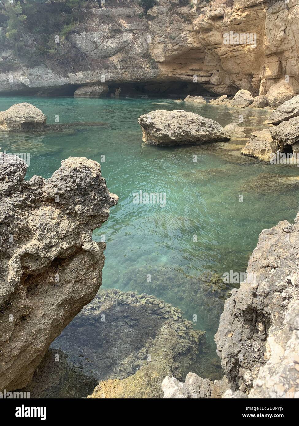 Türkis spektakuläre Lagune an der Adria, malerische Küstenfelsen Formation, kristallklares Wasser, Ehrfurcht Atmosphäre der Ruhe und Harmonie. Stockfoto