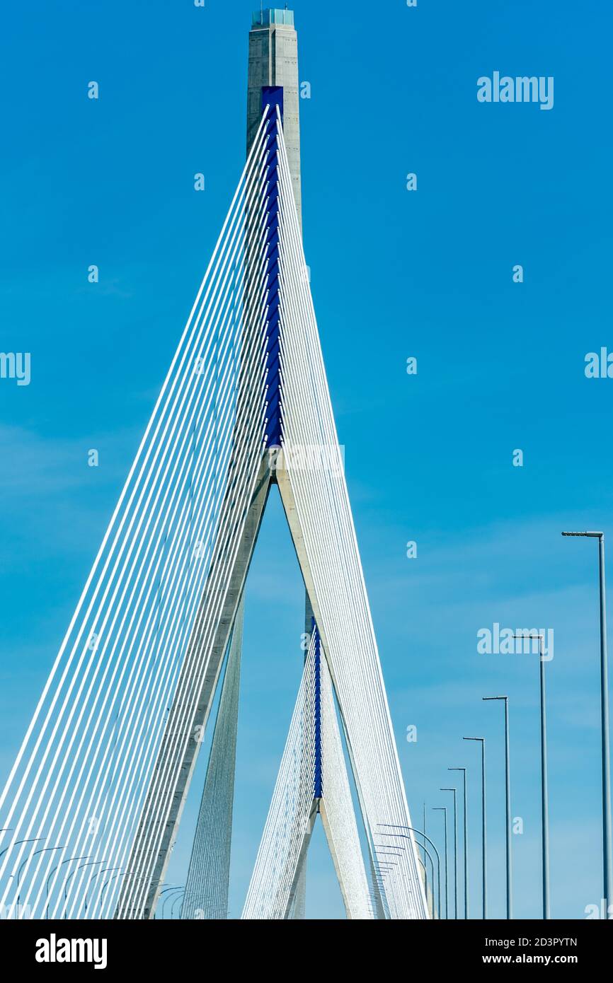 Detail der Hängebrücke, Stützturm und Spurstangen oder Zugkabel Stockfoto