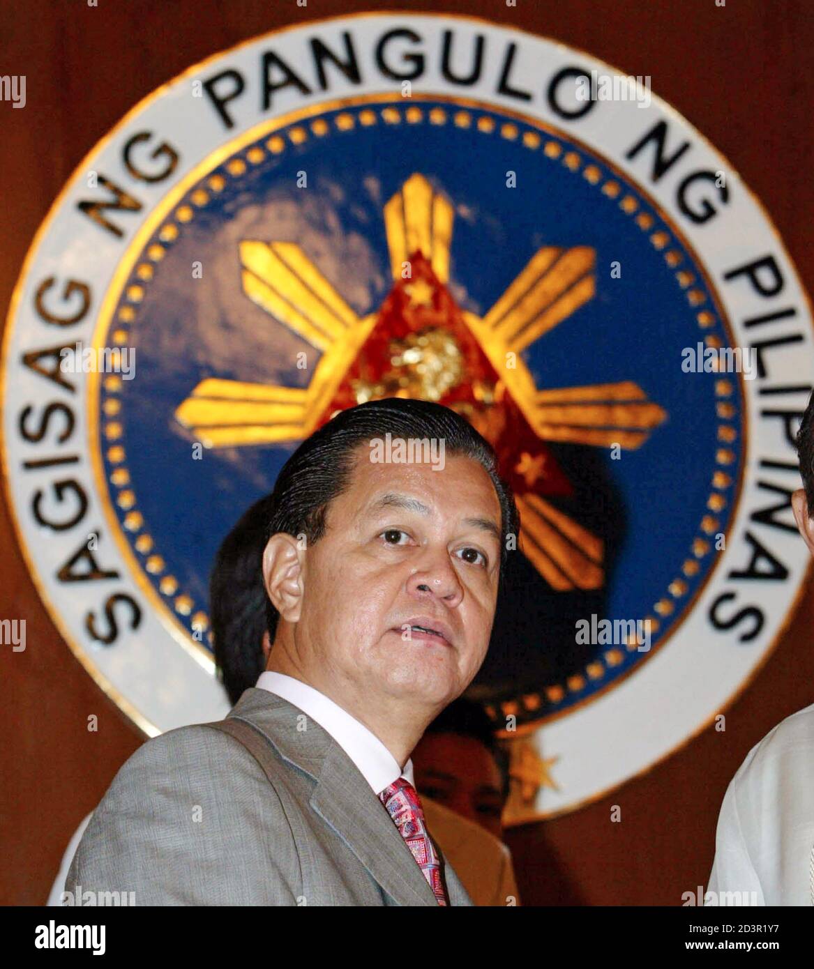 Philippine Vizeprasident De Castro Steht Unten Eine Presidential Dichtung Vor Beginn Der Notfall Kabinettssitzung In Manila Philippine Vizeprasident Noli De Castro Steht Unten Eine Presidential Dichtung Vor Dem Start Von Einem Notfall