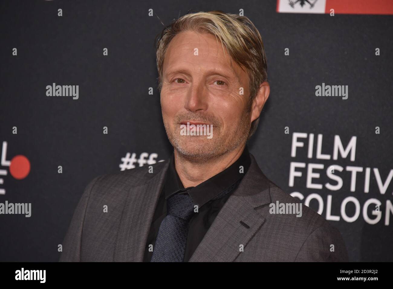 Köln, Deutschland. Oktober 2020. Der Schauspieler Mads Mikkelsen kommt zur Vorführung des Films "ANOTHER ROUND" beim Filmfestival Köln Credit: Horst Galuschka/dpa/Horst Galuschka dpa/Alamy Live News Stockfoto