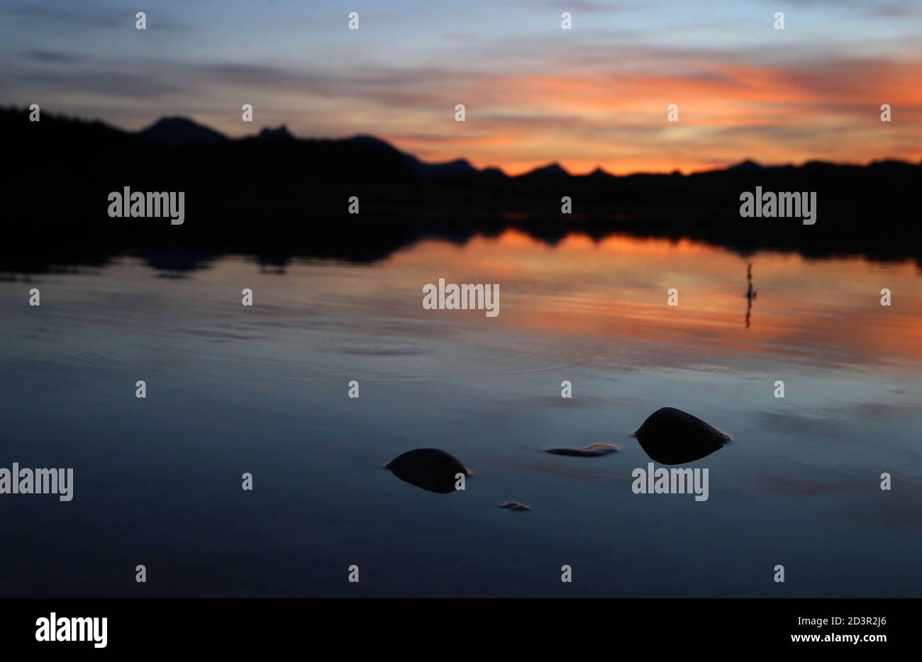 08. Oktober 2020, Bayern, Roßhaupten: Steine ragen aus dem Illasberger See, der im Sonnenuntergang liegt. Foto: Karl-Josef Hildenbrand/dpa Stockfoto