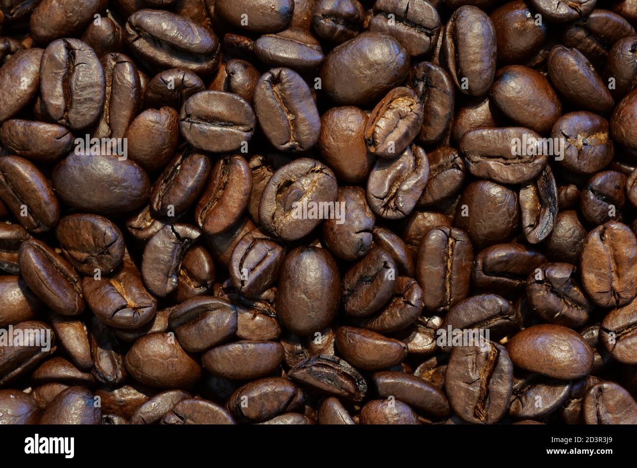 Makroaufnahme, Nahaufnahme von gerösteten Kaffeebohnen. Draufsicht, abstrakt, Hintergrund. Stockfoto