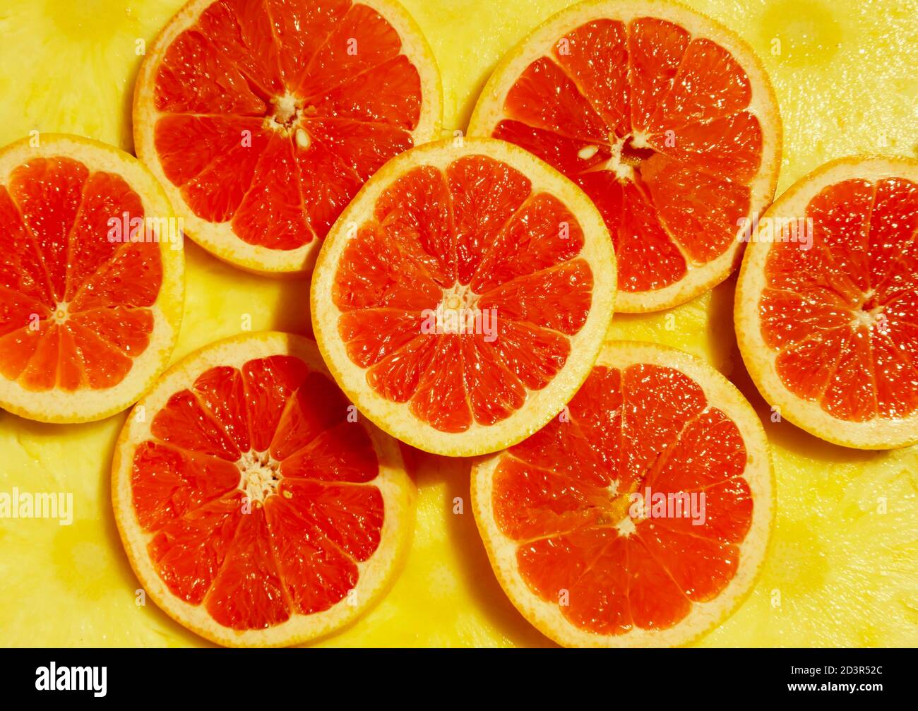 Grapefruit- und Ananasscheiben. Frisches Obst, helle Farben. Draufsicht, Nahaufnahme, horizontale Komposition. Stockfoto