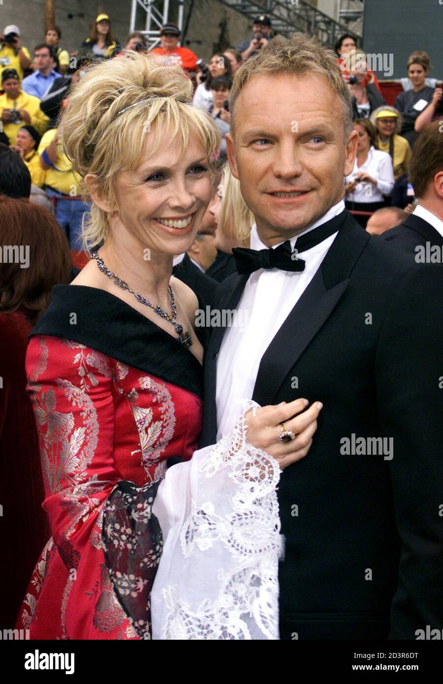 Musiker Sting, nominiert für den besten Song für "Bis" aus dem Film "Kate & Leopold," kommt mit seiner Frau Trudie Styler bei den 74. annual Academy Awards 24. März 2002 in Hollywood. Stockfoto