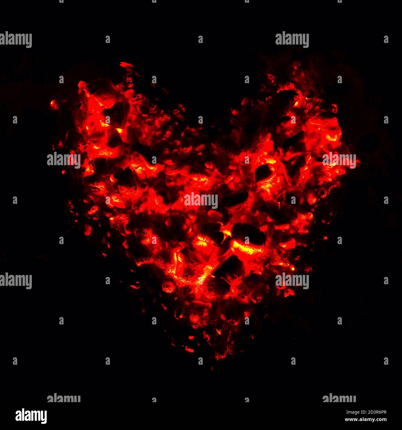 Brennendes Herz, heiße Kohlen, die in Herzform strahlen Stockfoto