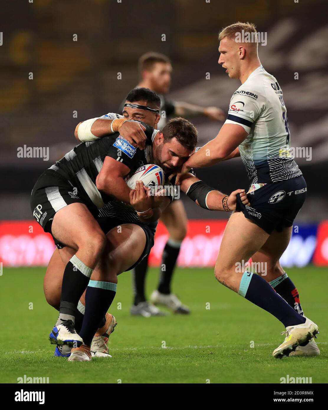 Josh Bowden (Mitte) von Hull FC wird von Ava Seumanufagai (links) und Mikolaj Oledzki von Leeds Rhinos während des Betfred Super League-Spiels im Emerald Headingley Stadium, Leeds, angegangen. Stockfoto