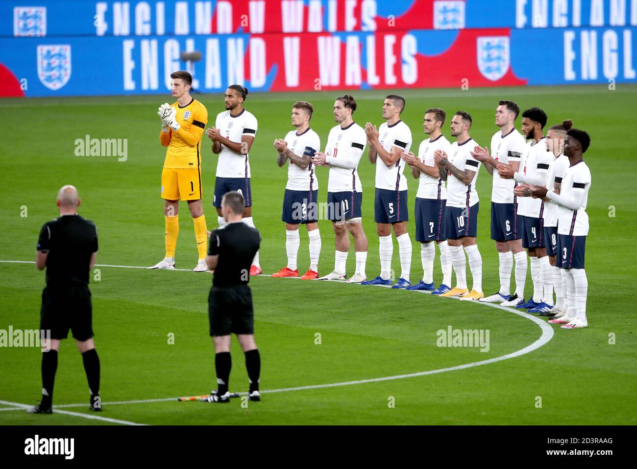 Die englischen Spieler nehmen an einem Minutenapplaus Teil, in Erinnerung an Fußballer und Fans, die 2020 vor Beginn des internationalen Freundschaftsspiels im Wembley Stadium, London, verstorben sind. Stockfoto