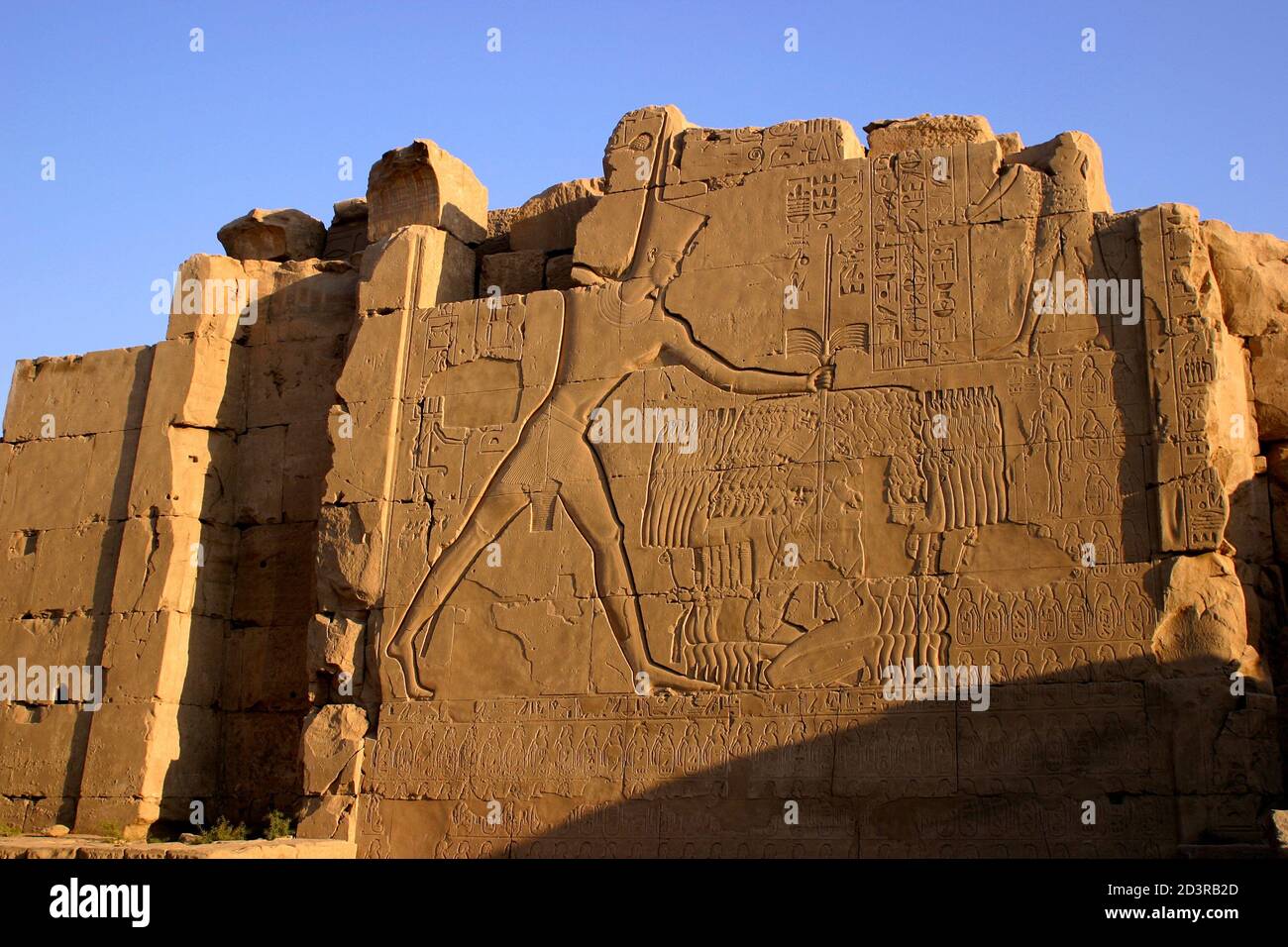 Der Tempel von Karnak ist der zweitgrößte Tempel im alten Ägypten und ein altes religiöses Zentrum. Es liegt am Ufer des Nils in Luxor. Stockfoto