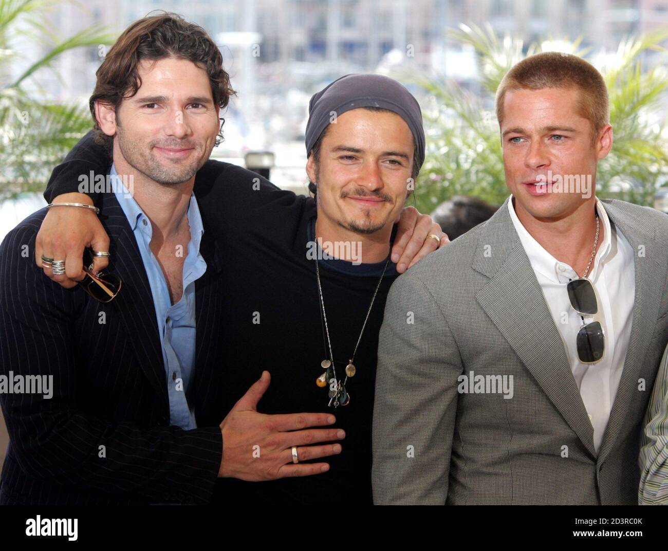 Australischer Schauspieler Eric Bana L Britischer Schauspieler Orlando Bloom C Und Us Schauspieler Brad Pitt Umarmen Einander Bei Einem Fototermin Fur Ihren Film Troja Bei Der 57 Filmfestspielen Von Cannes 13 Mai 2004