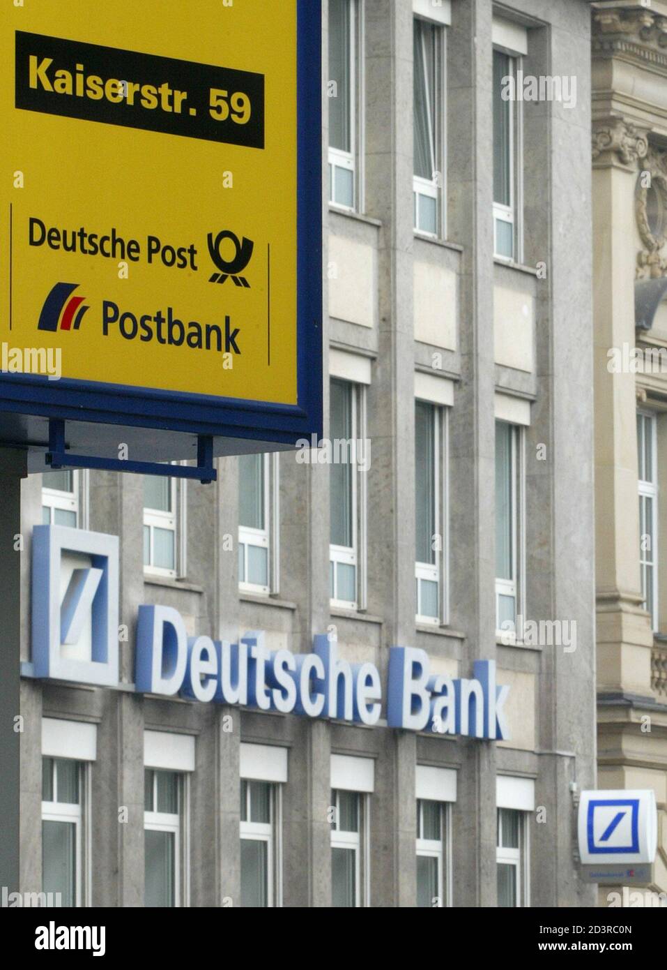 Eine Weiterentwicklung der Postbank ist neben einer Deutschen Bank in  Dortmund am 11. Mai 2004 zu sehen. Wie viel sie für Deutschlands führende  Privatkundenbank, die staatlich kontrollierte Postbank, zu zahlen bereit  ist,